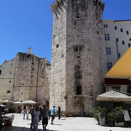 Papalic Palace Appartamento